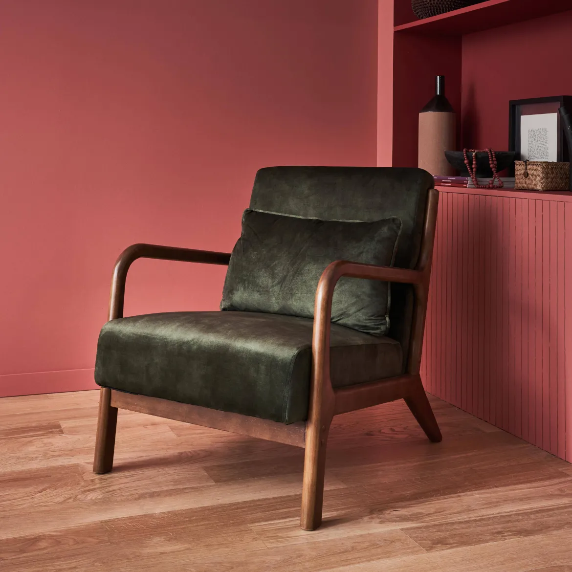 Poltrona scandinava in velluto e legno di hevea tinto noce scuro