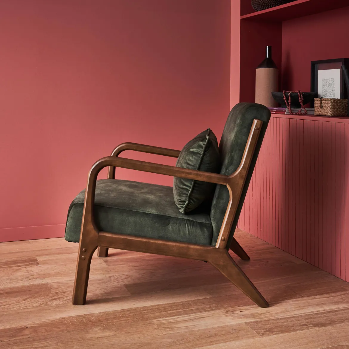 Poltrona scandinava in velluto e legno di hevea tinto noce scuro