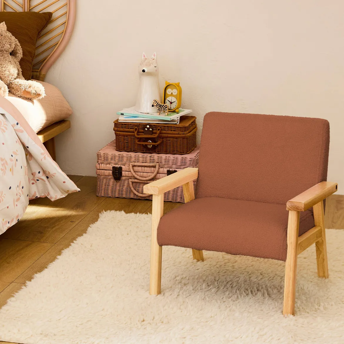 Poltrona scandinava per bambini in tessuto bouclé e legno di hevea