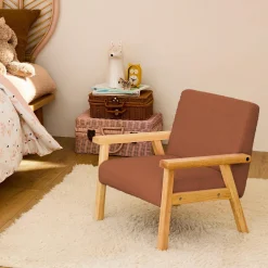 Poltrona scandinava per bambini in tessuto bouclé e legno di hevea