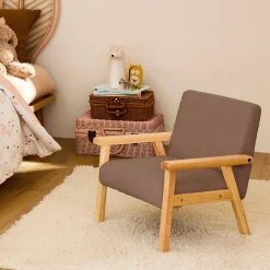 Poltrona scandinava per bambini in tessuto bouclé e legno di hevea