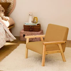 Poltrona scandinava per bambini in tessuto bouclé e legno di hevea