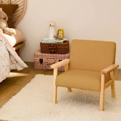 Poltrona scandinava per bambini in tessuto bouclé e legno di hevea