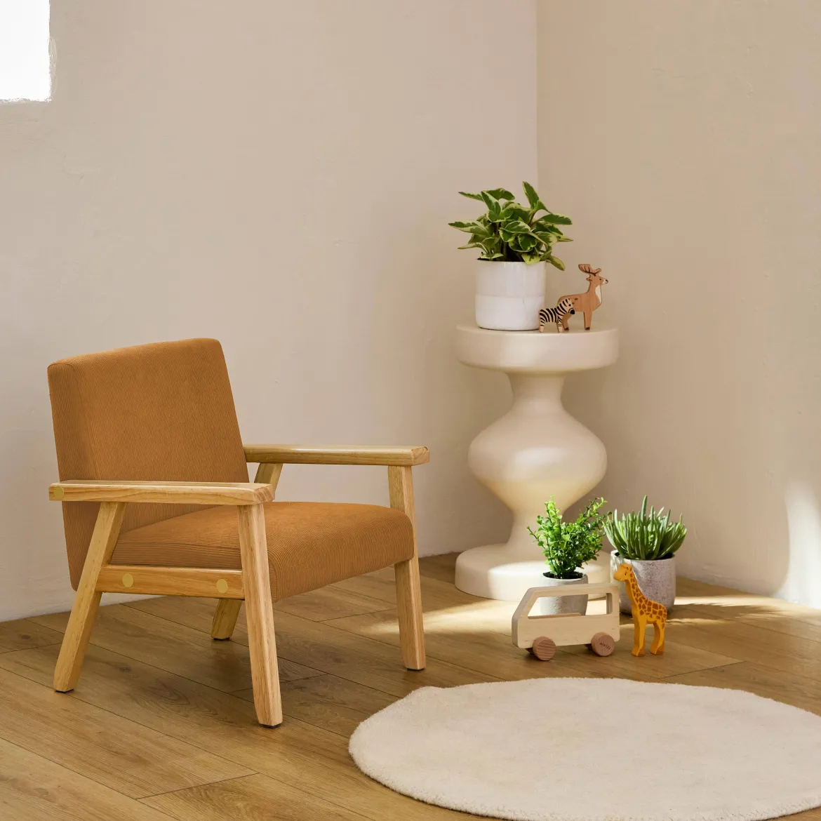 Poltrona scandinava per bambini in velluto a coste e legno di hevea