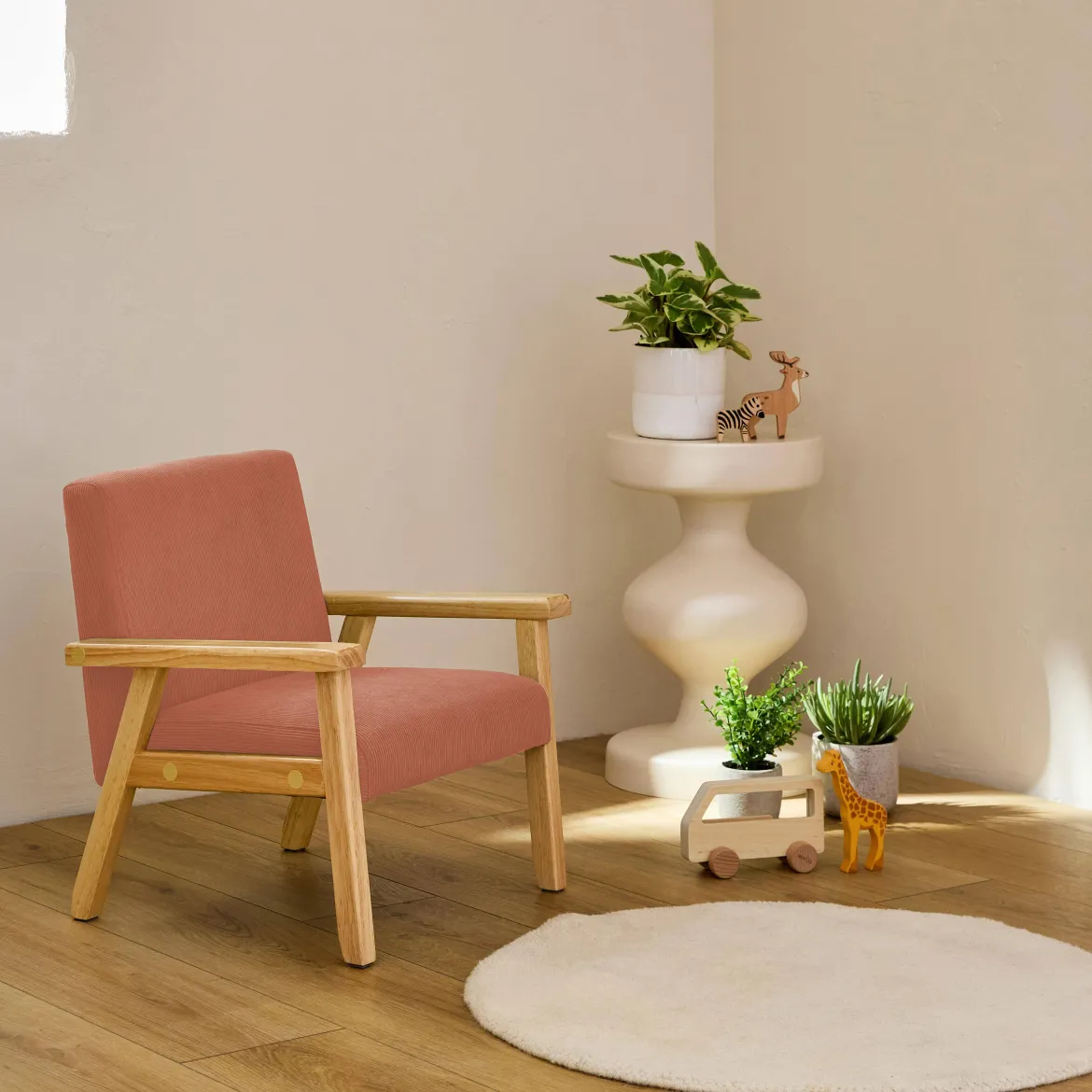Poltrona scandinava per bambini in velluto a coste e legno di hevea