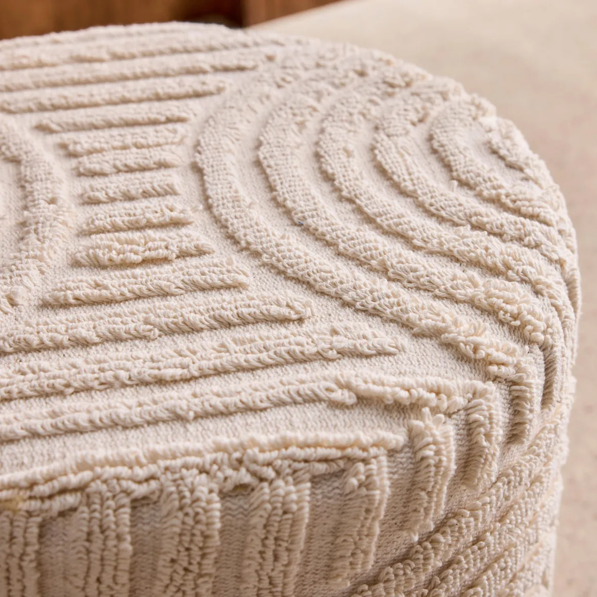 Pouf rotondo in bouclé testurizzato
