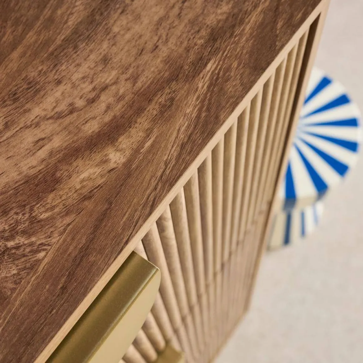 Scarpiera con decoro effetto legno di mango scanalato, 3 ante