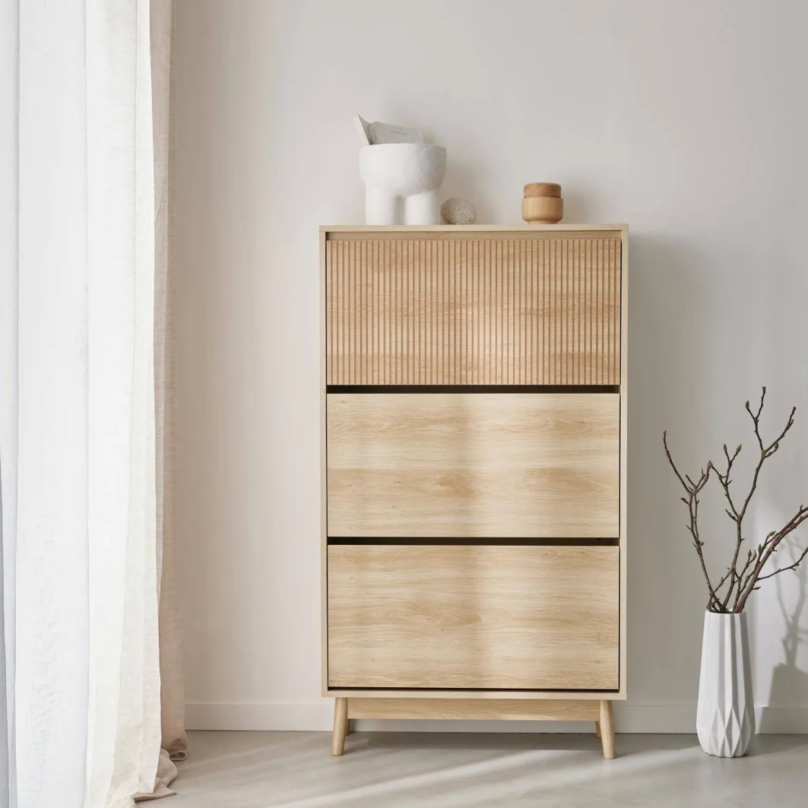 Scarpiera con decoro in legno naturale, 3 ante