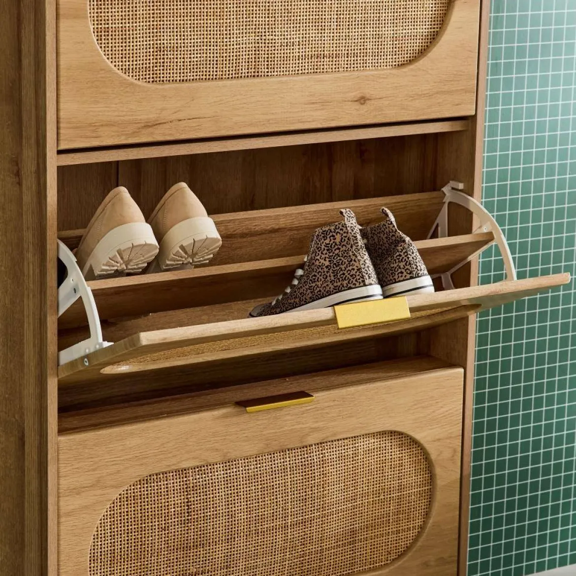 Scarpiera con decoro in legno e canna, 3 ante