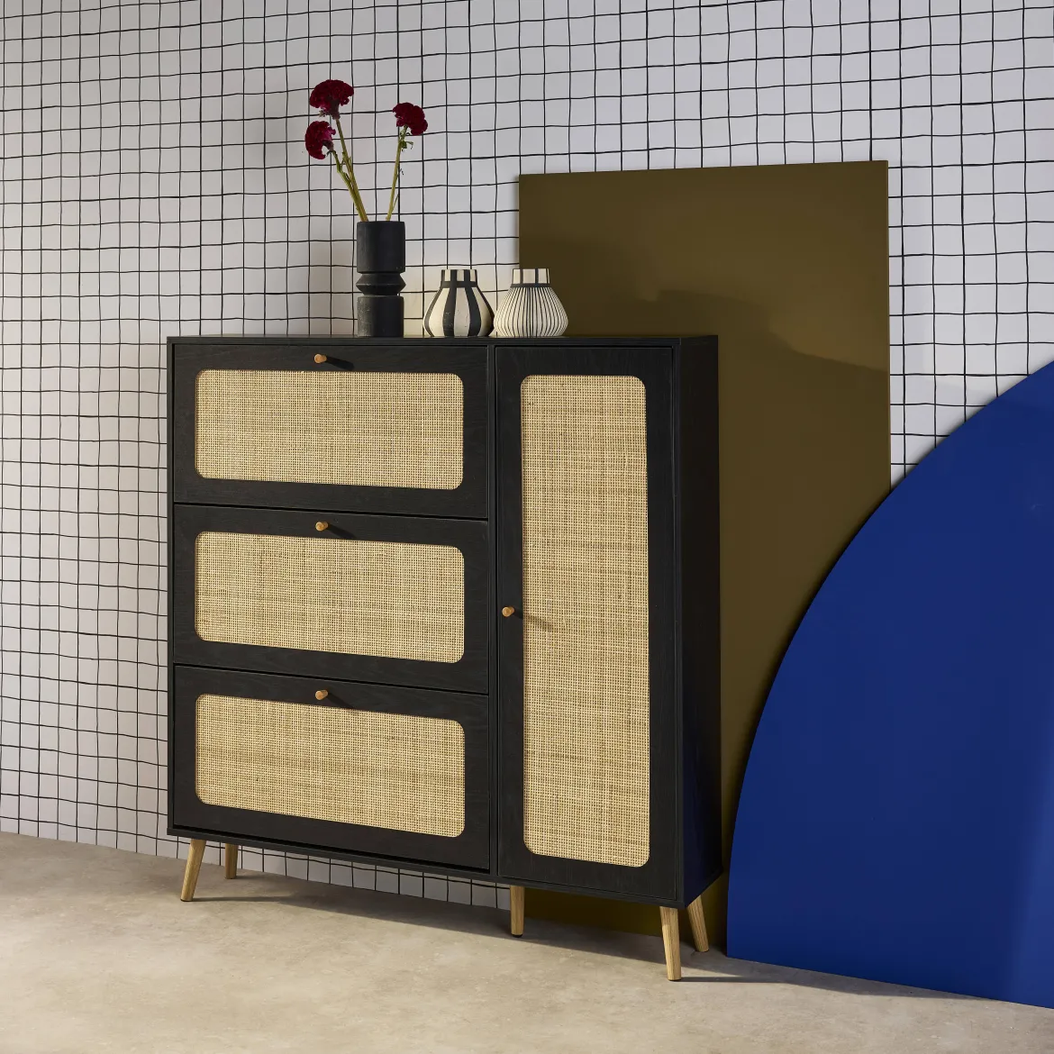 Scarpiera con decoro in legno e canna, 3 ante