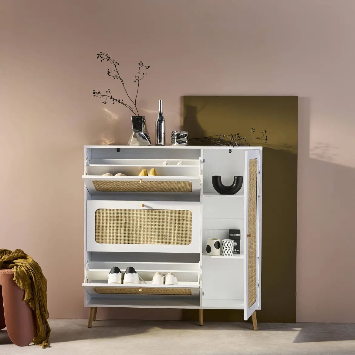 Scarpiera con decoro in legno e canna, 3 ante