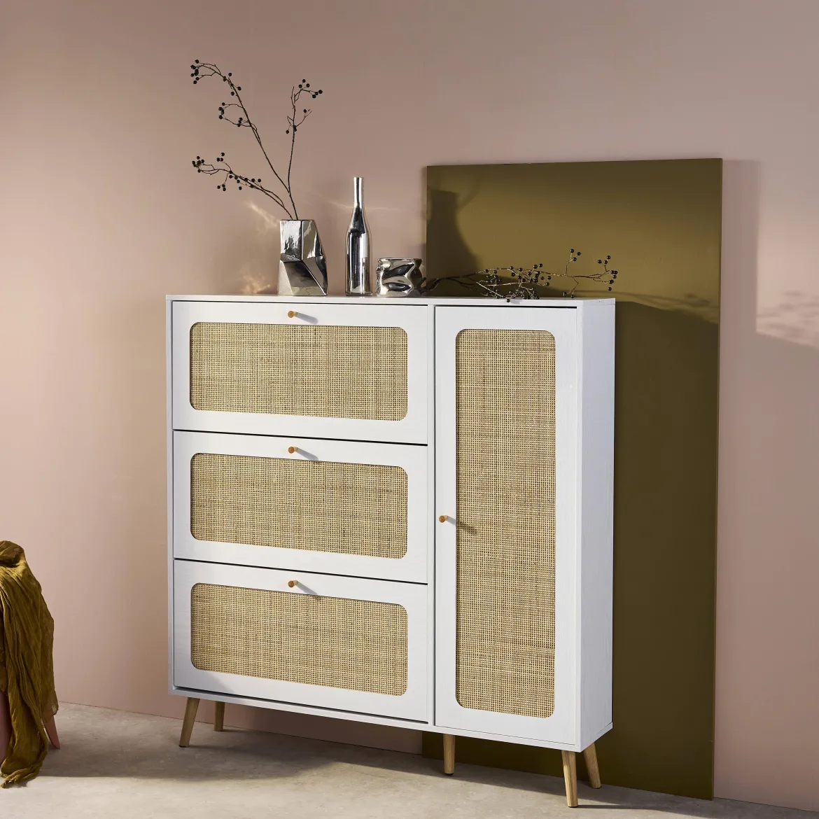Scarpiera con decoro in legno e canna, 3 ante