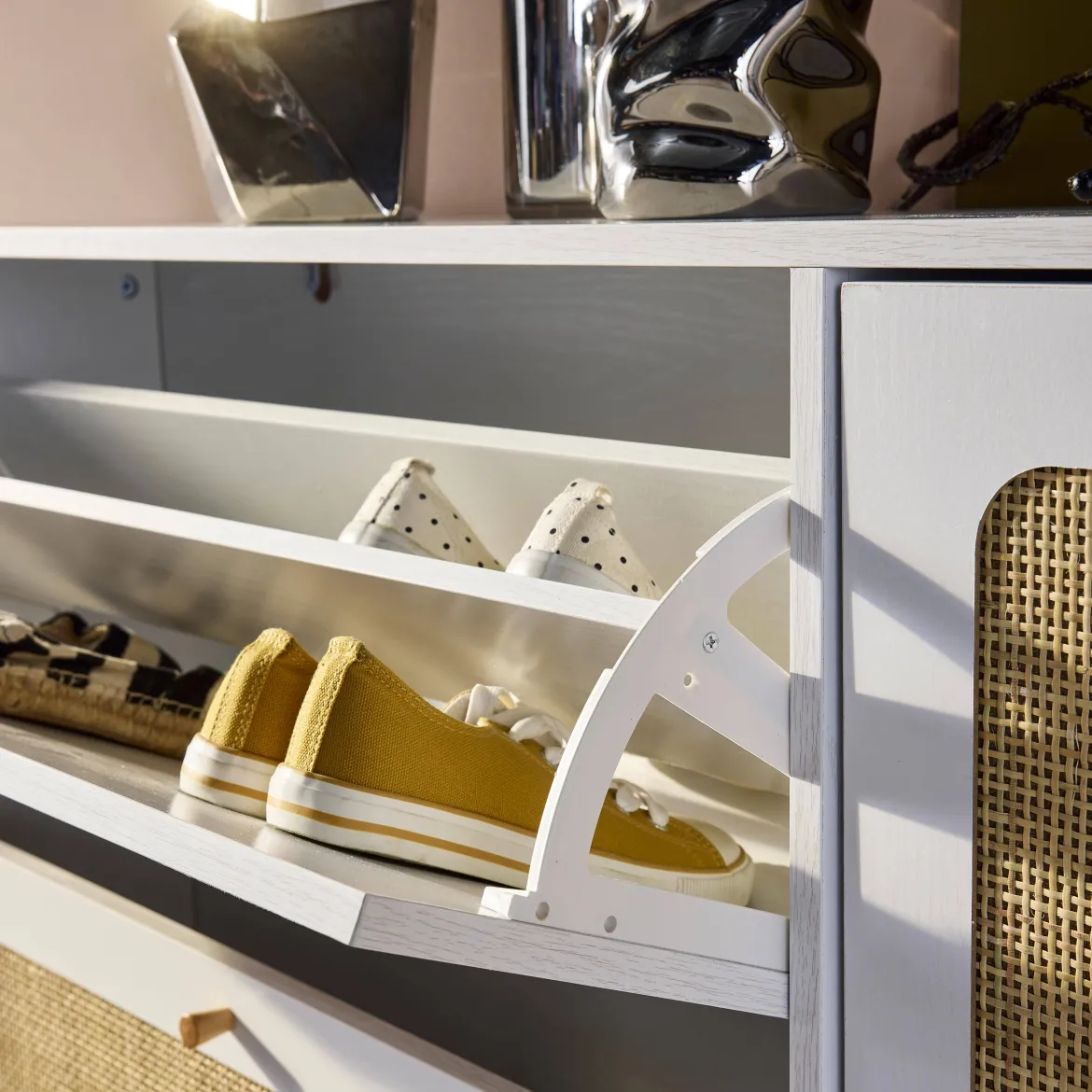 Scarpiera con decoro in legno e canna, 3 ante