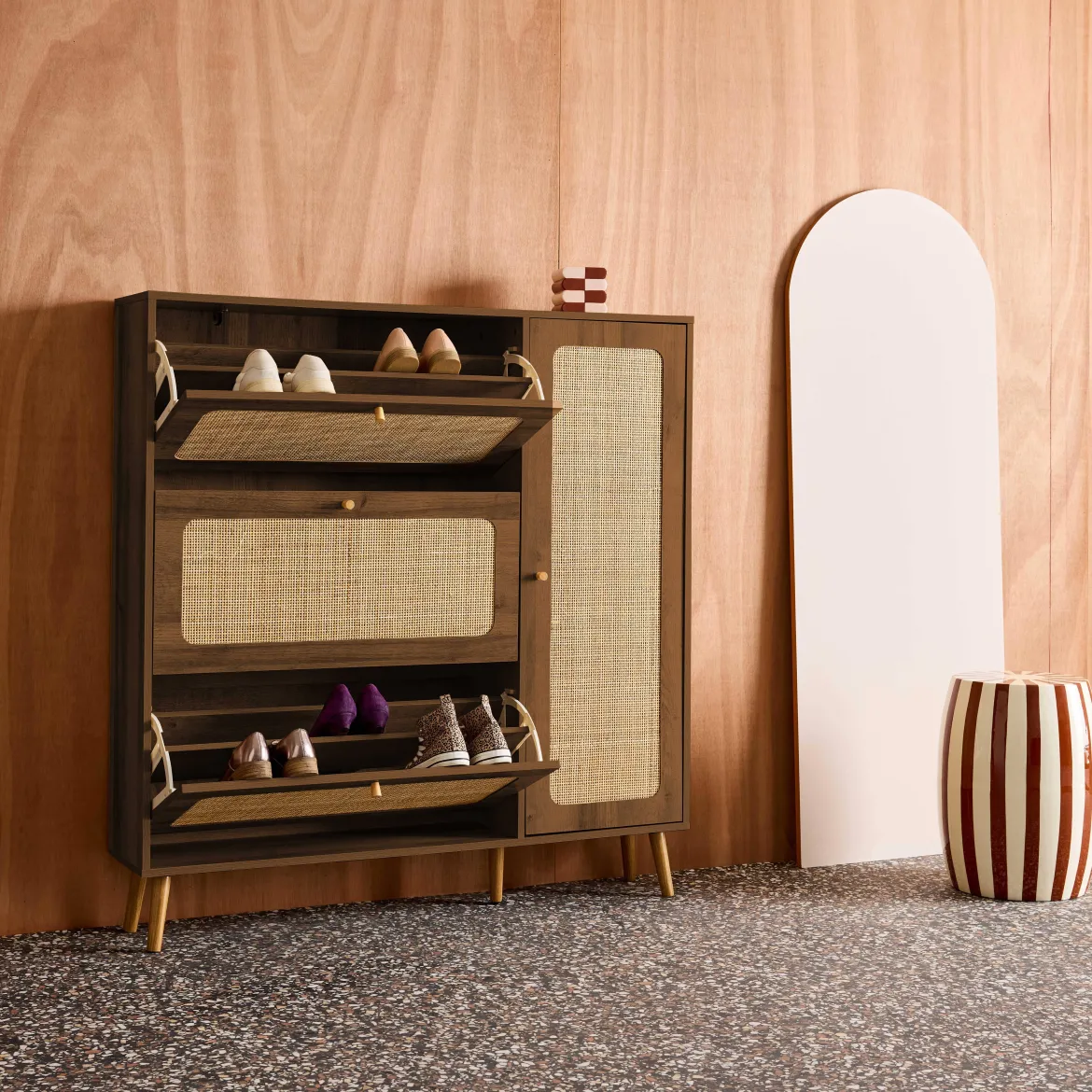 Scarpiera con decoro in legno e canna, 3 ante