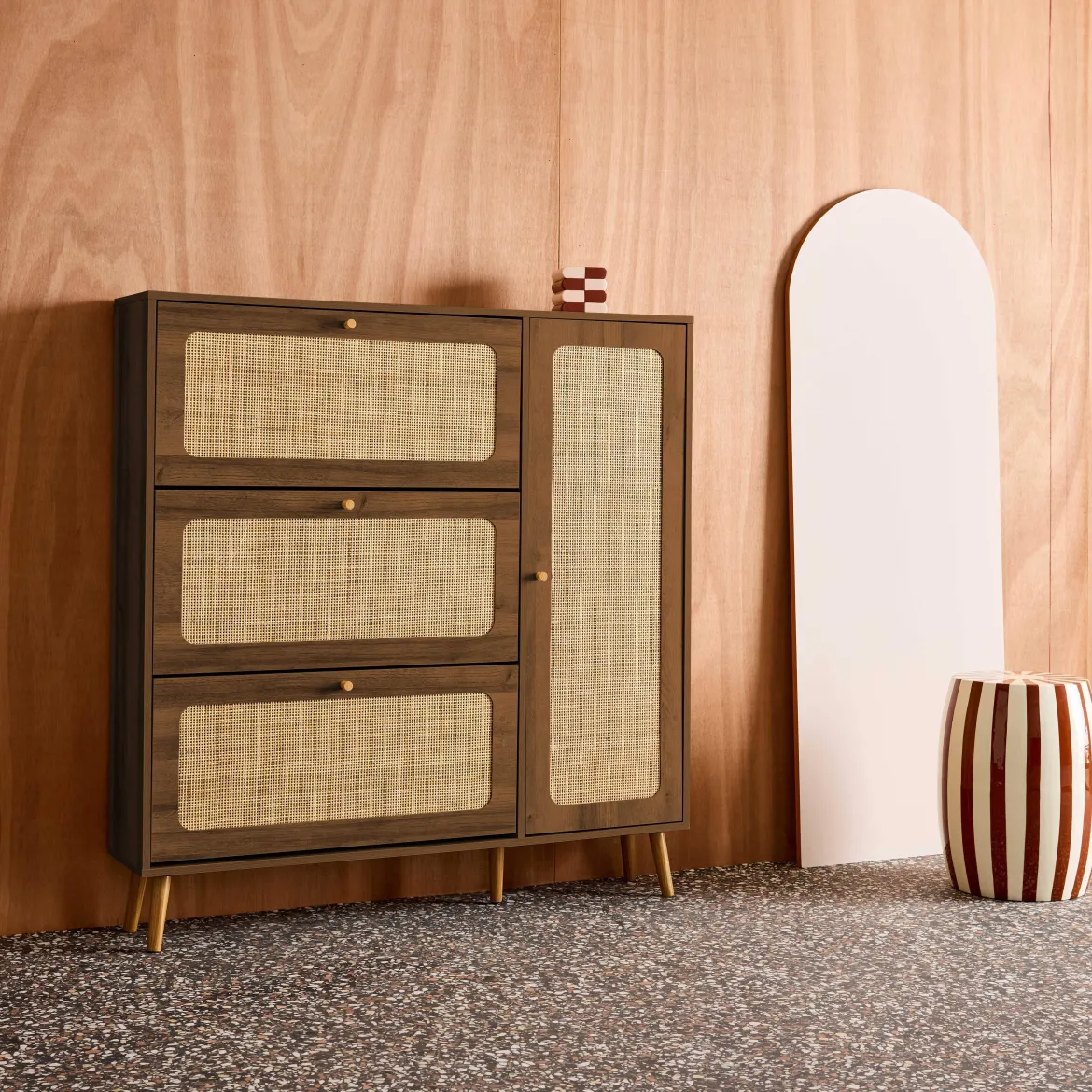 Scarpiera con decoro in legno e canna, 3 ante
