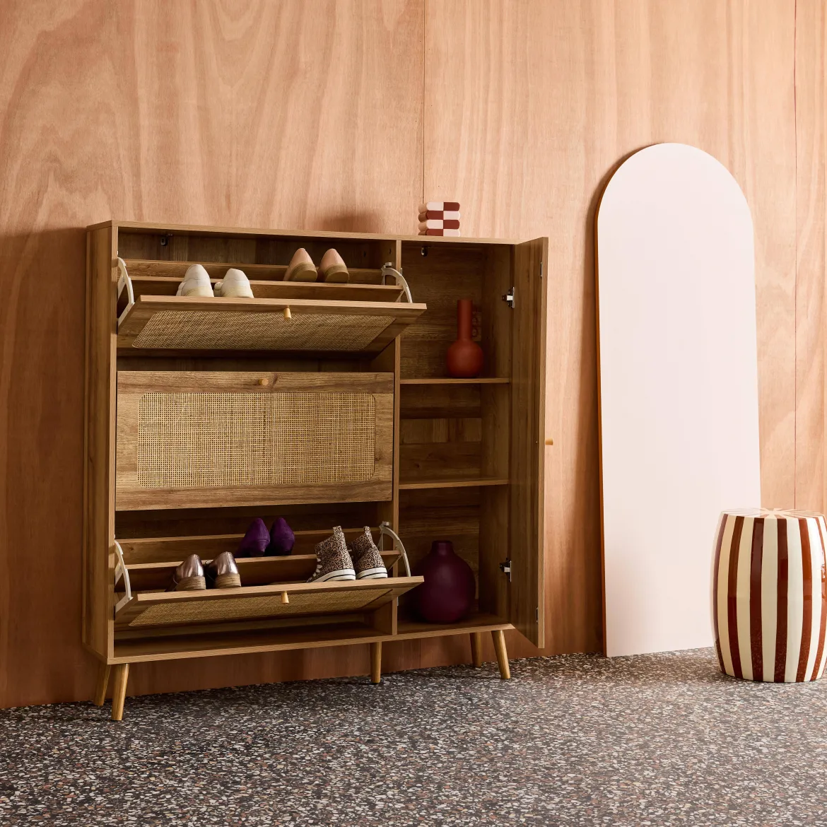 Scarpiera con decoro in legno e canna, 3 ante