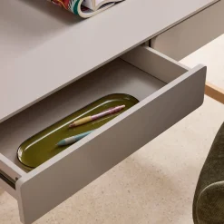 Scrivania decorata in legno di hevea con 2 cassetti