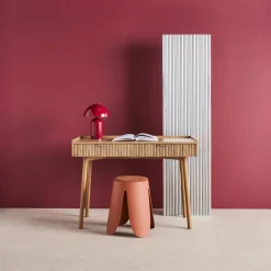 Scrivania effetto legno di mango scanalato 2 cassetti