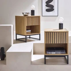 Set 2 comodini contemporanei, decoro in legno scanalato, 1 cassetto