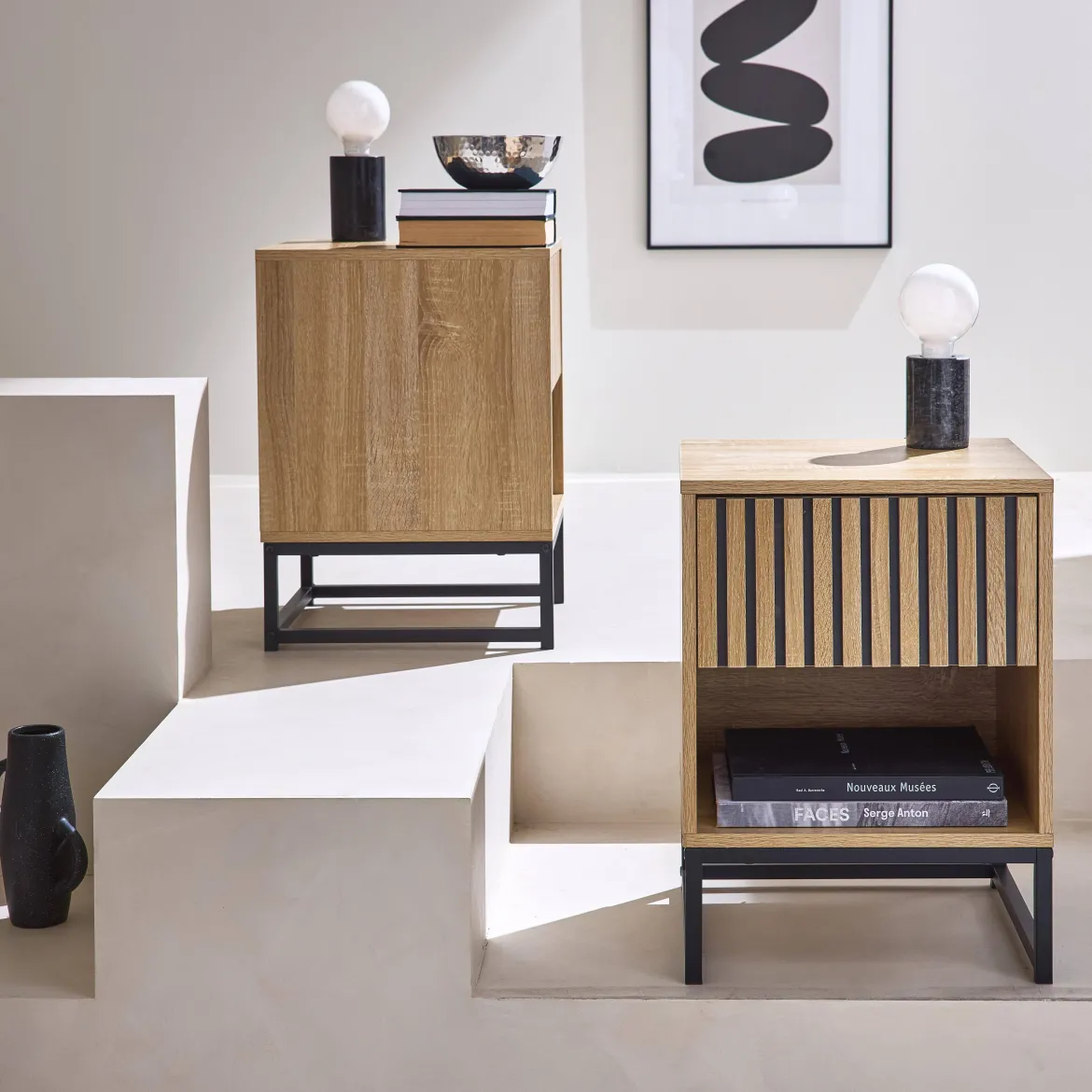 Set 2 comodini contemporanei, decoro in legno scanalato, 1 cassetto