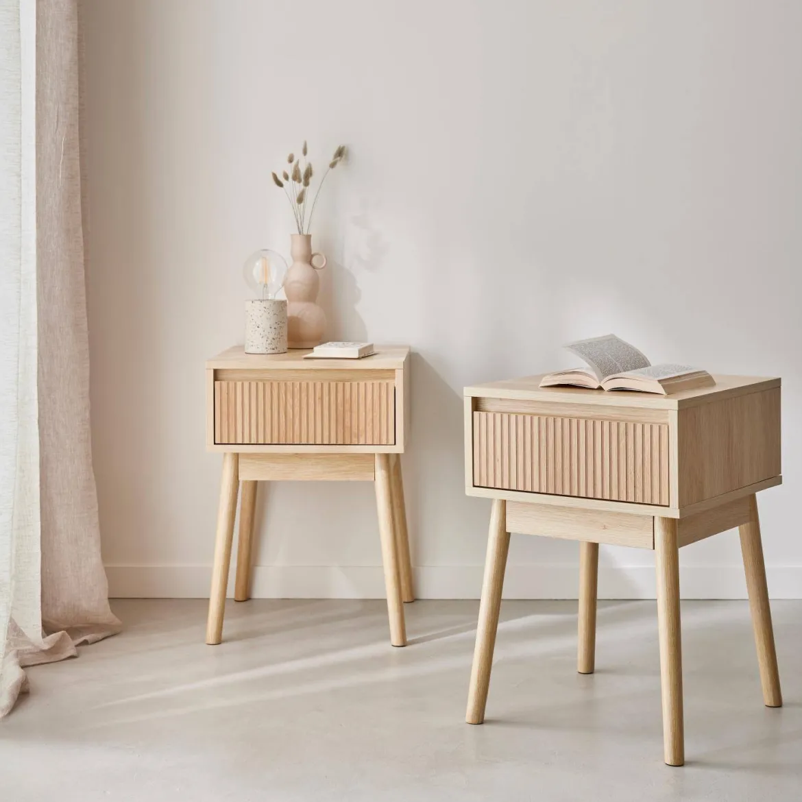 Set 2 comodini effetto legno con cassetto