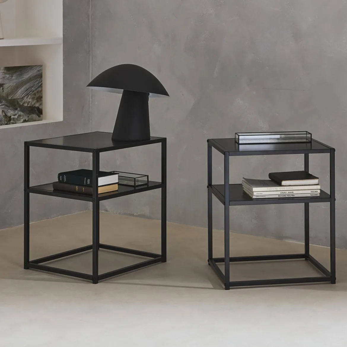 Set 2 comodini in metallo nero con ripiano