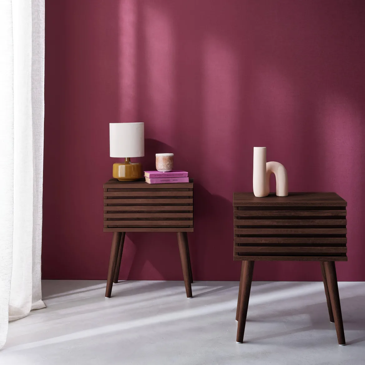 Set 2 comodini scandinavi con decoro in legno scanalato