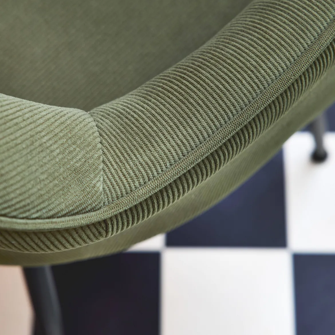 Set 2 poltrone in velluto a coste con gambe in metallo
