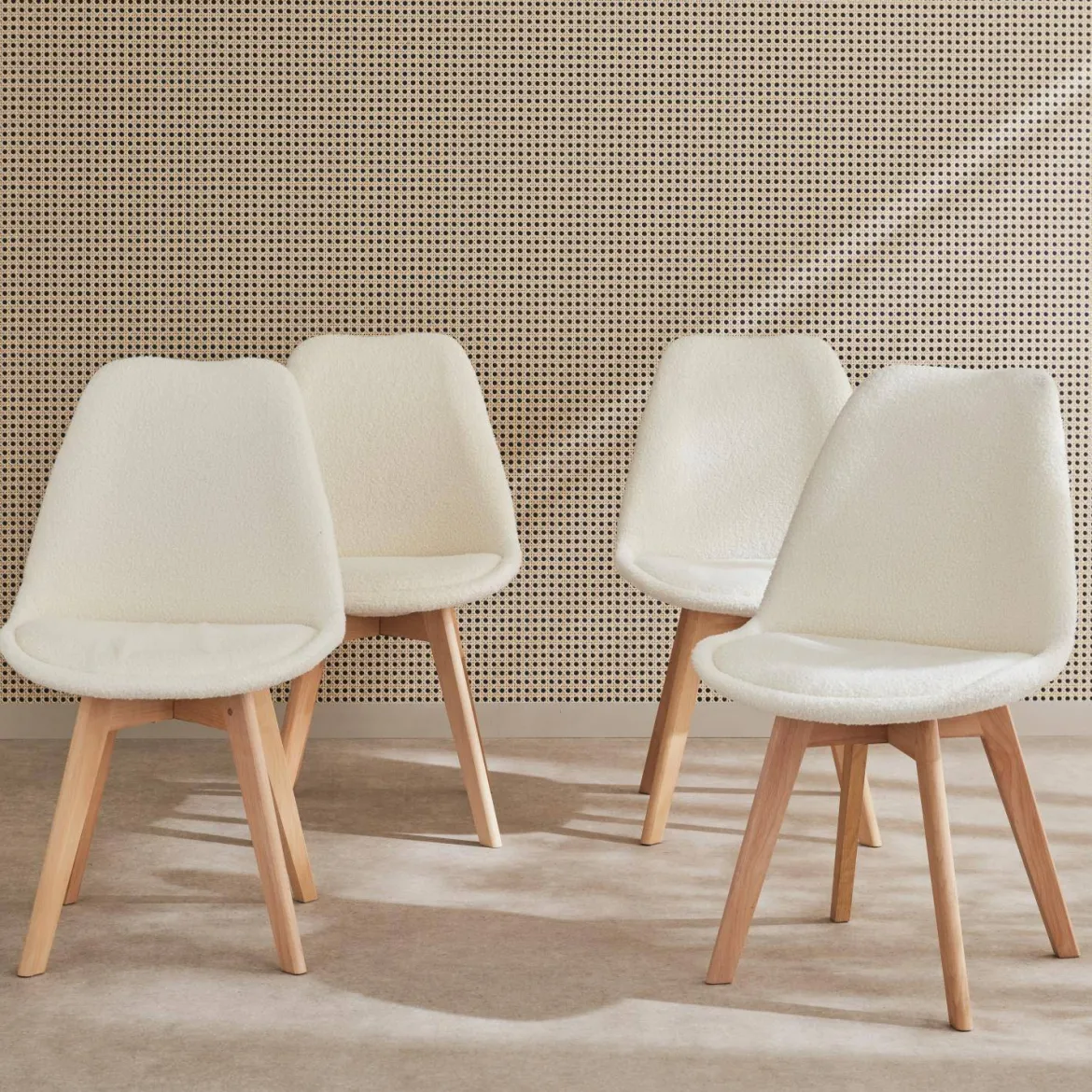 Set 4 sedie scandinave bouclé e gambe in legno