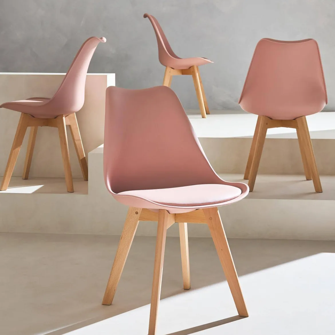 Set 4 sedie scandinave imbottite con gambe in legno