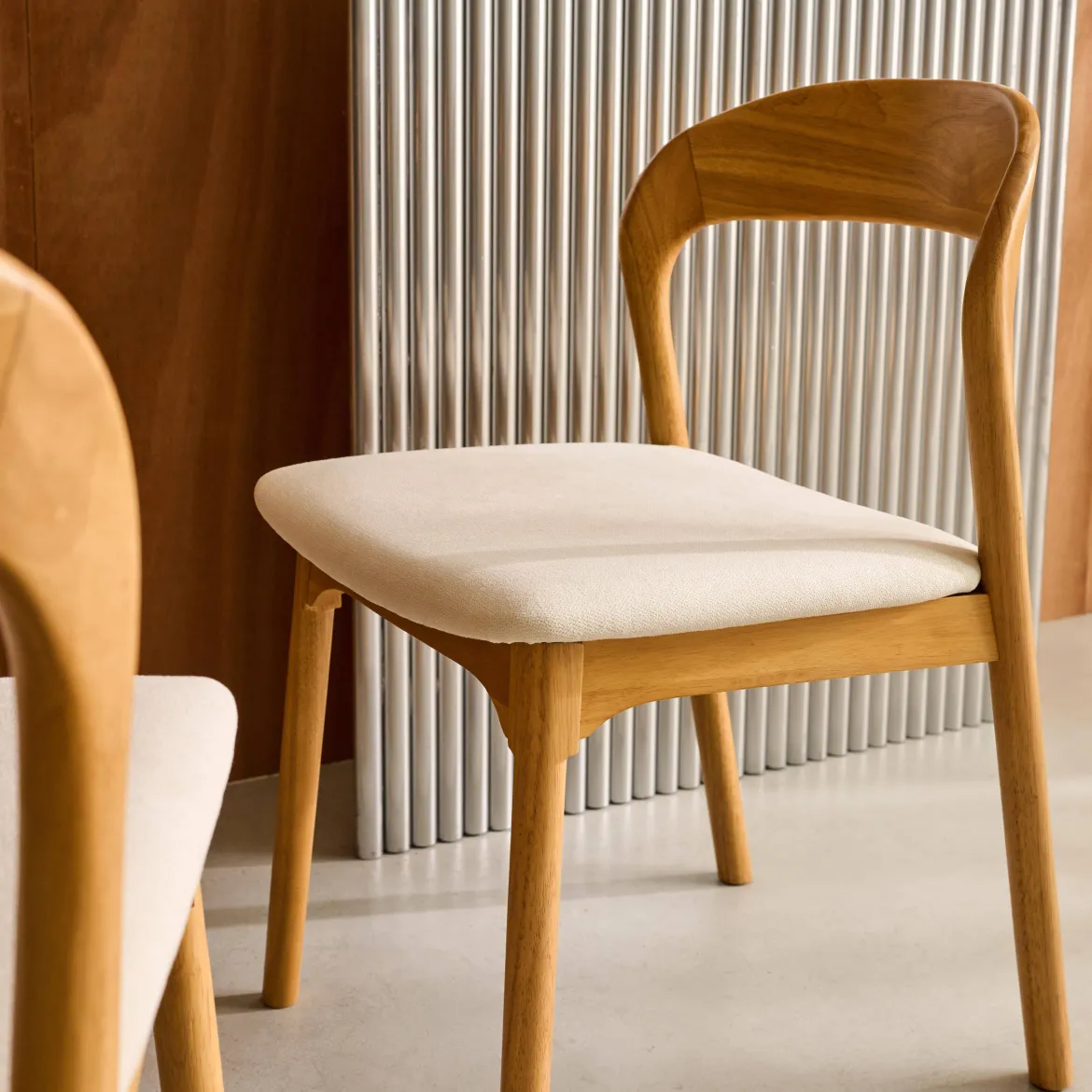 Set 2 sedie vintage in legno di hevea e tessuto