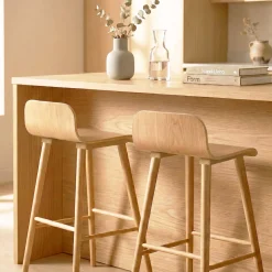 Set 2 sgabelli da bar scandinavo in legno di hevea 67,5 cm