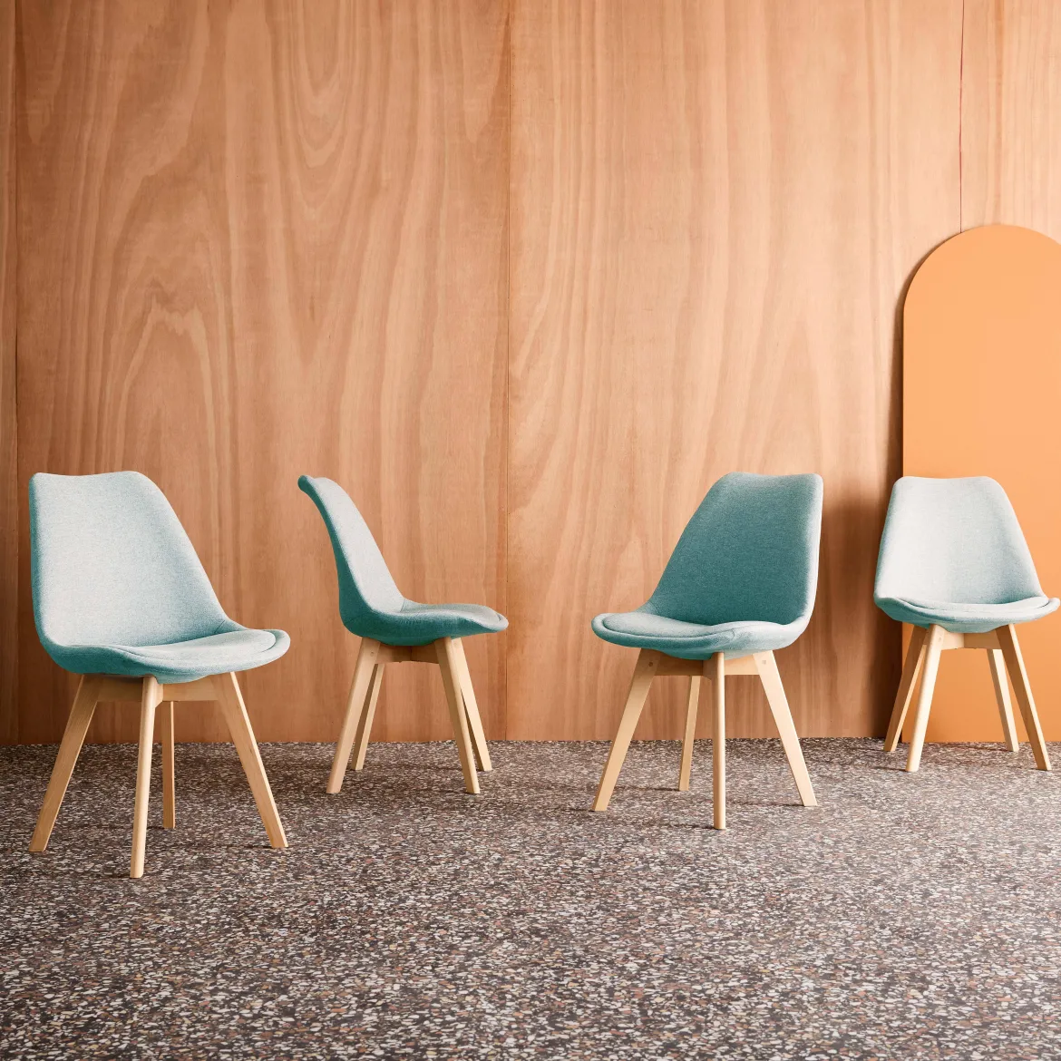 Set di 4 sedie scandinave in legno di faggio e tessuto semplice