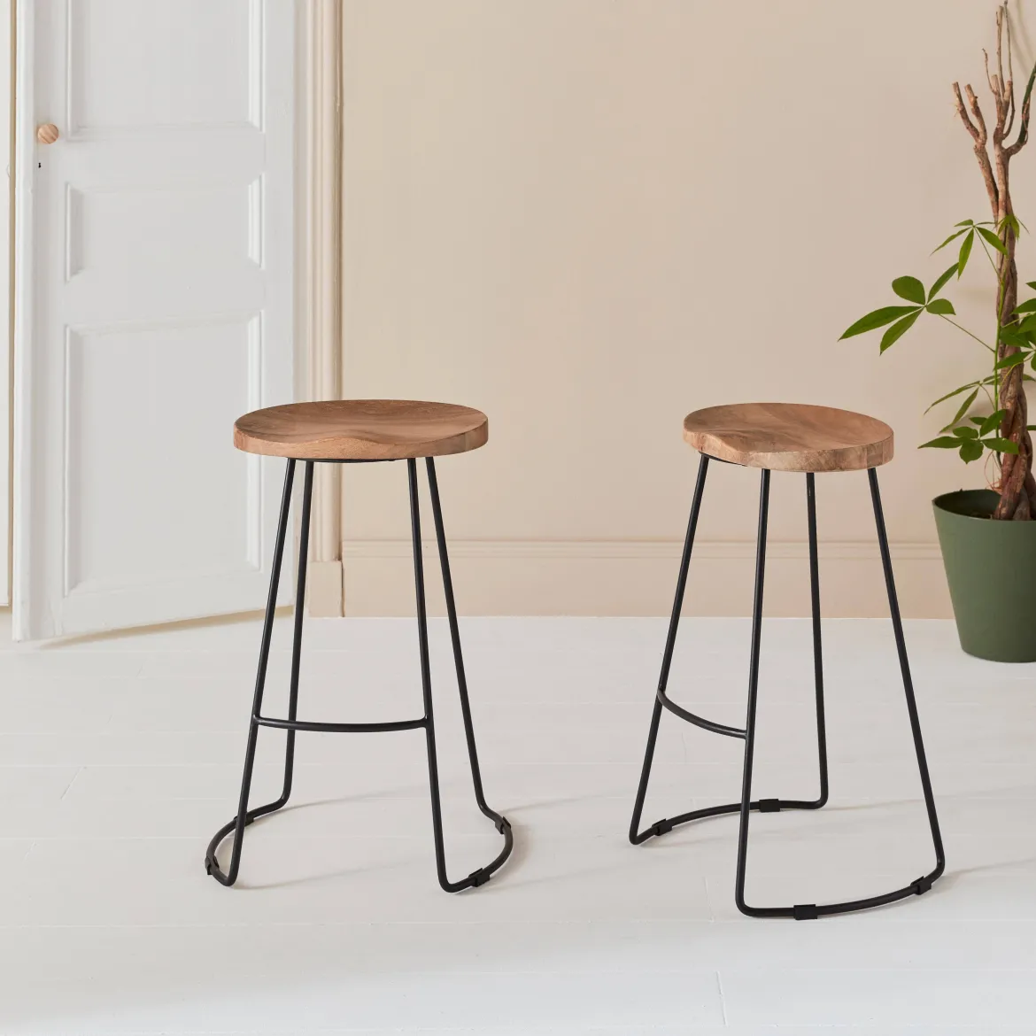 Set di 2 sgabelli da bar in legno di mango e acciaio, 65cm