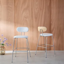Set di 2 sgabelli da bar in rovere e tessuto idrorepellente piedi in metallo cromato