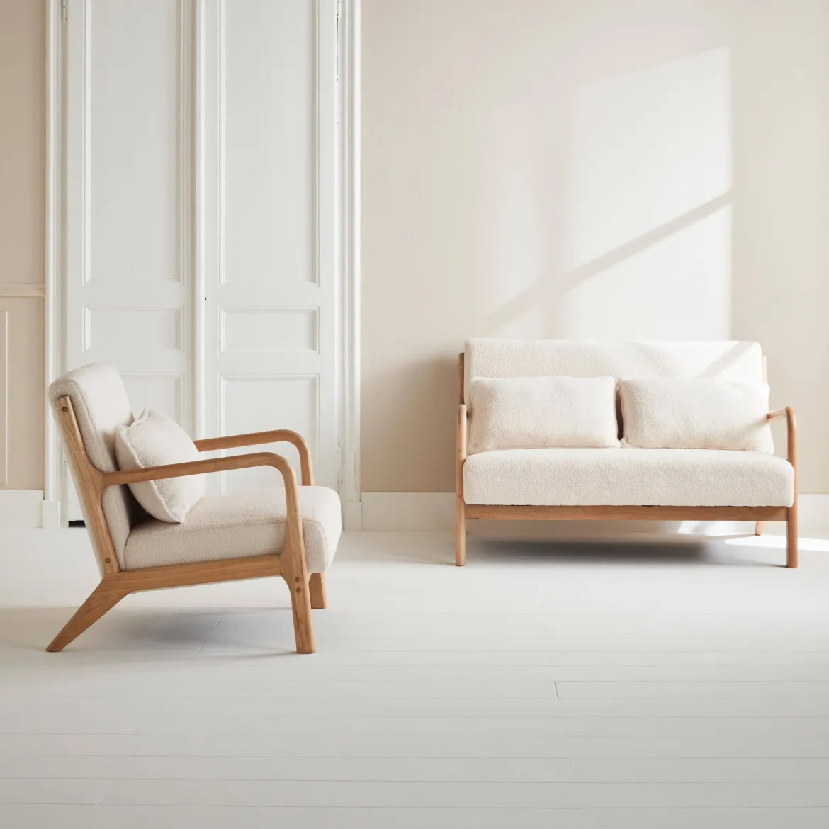 Set panca scandinava 2 posti e poltrona in legno e tessuto bouclé