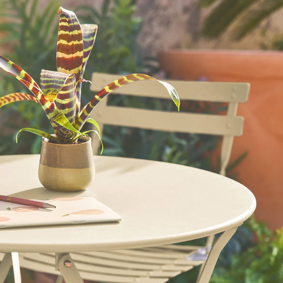 Set tavolo da giardino bistrot pieghevole in acciaio con 2 sedie, Ø60cm