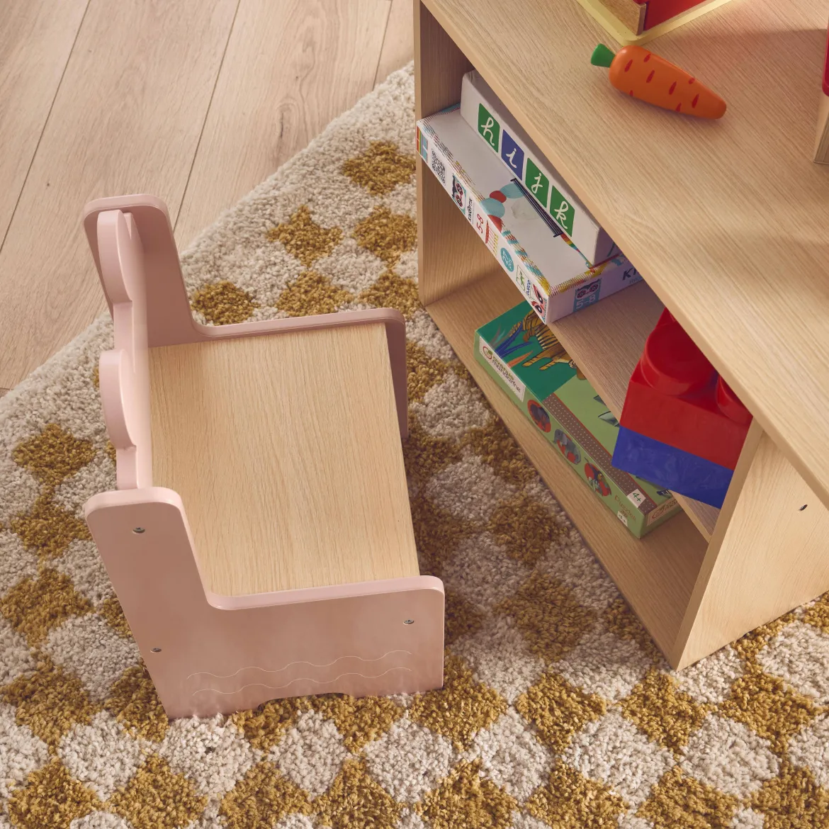 Set tavolo per bambini con 2 sedie e ripiani