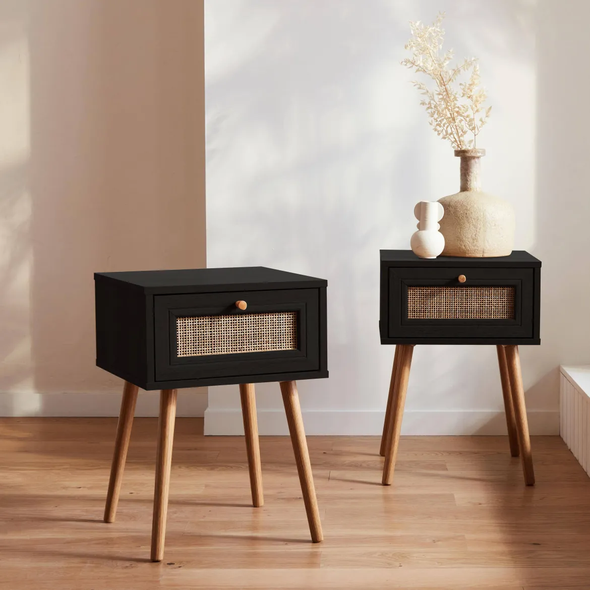 Set 2 comodini effetto legno e cannage