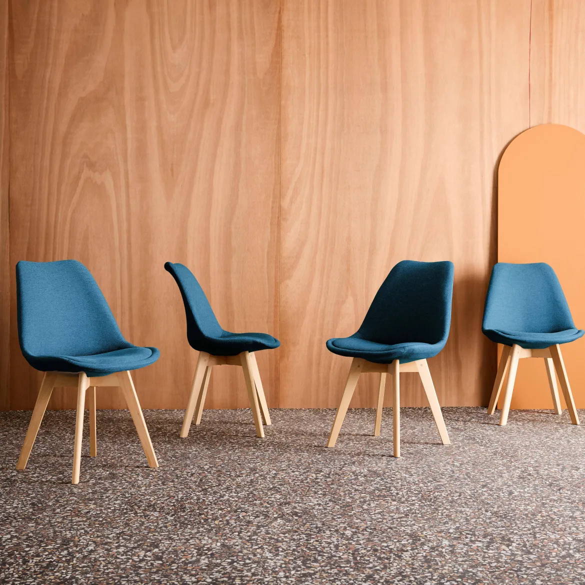 Set di 4 sedie scandinave in legno di faggio e tessuto semplice
