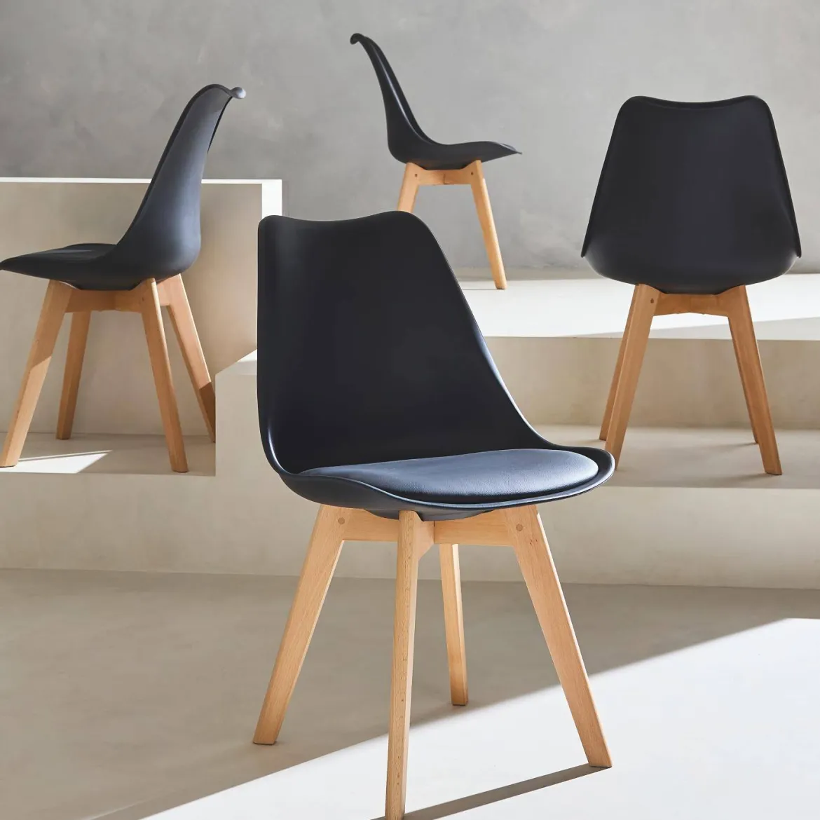 Set 4 sedie scandinave imbottite con gambe in legno