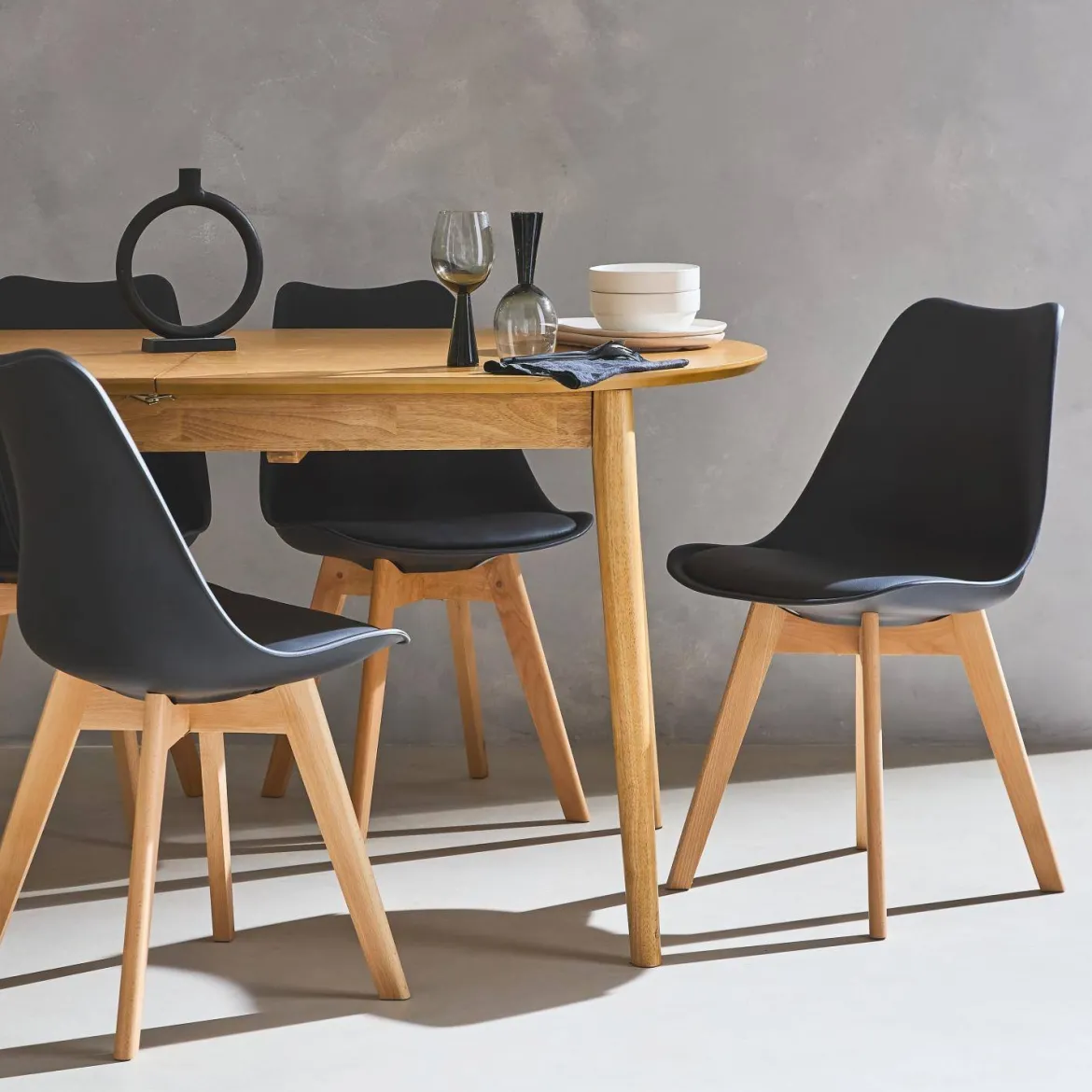 Set 4 sedie scandinave imbottite con gambe in legno