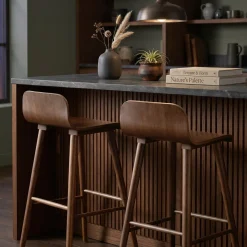Set 2 sgabelli da bar scandinavo in legno di hevea 67,5 cm
