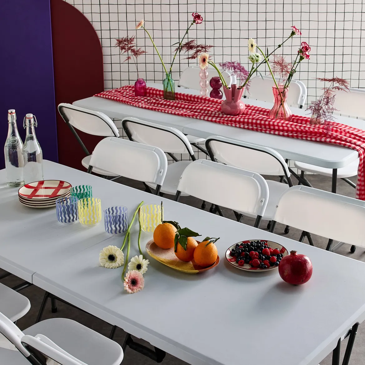 Set 2 tavoli pieghevoli per eventi in plastica con 12 sedie