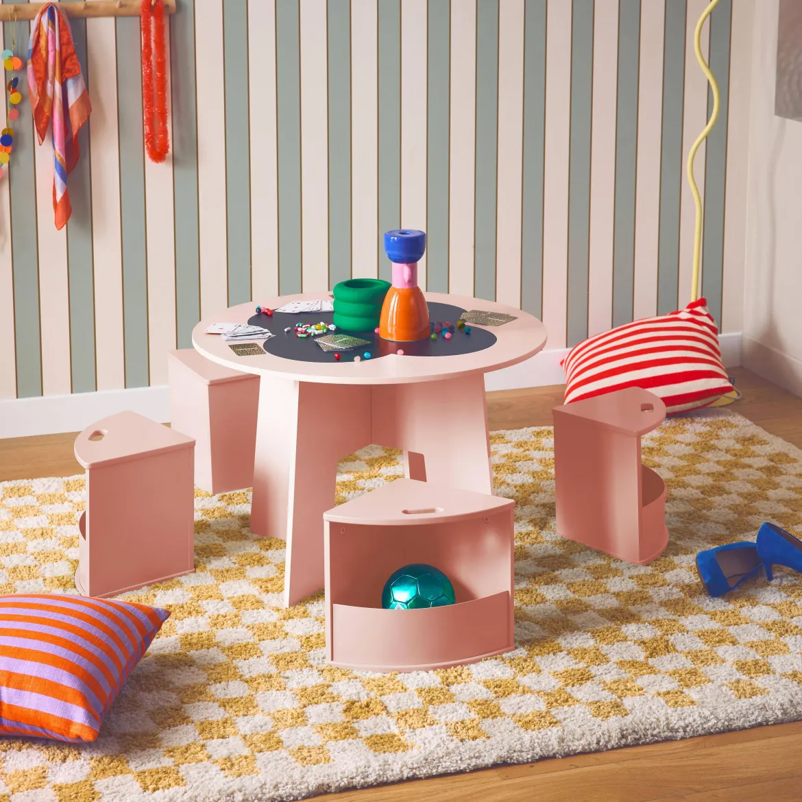 Set tavolo con ardesia e 4 sedie contenitore per bambini