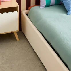 Struttura letto con contenitore e rete a doghe, imbottita bouclé bianco