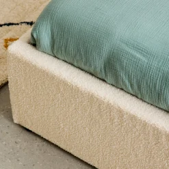 Struttura letto con contenitore e rete a doghe, imbottita bouclé bianco