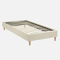 Struttura letto con rete a doghe, finitura bouclé, bianco