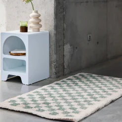 Tappeto a scacchiera di colore azzurro e crema
