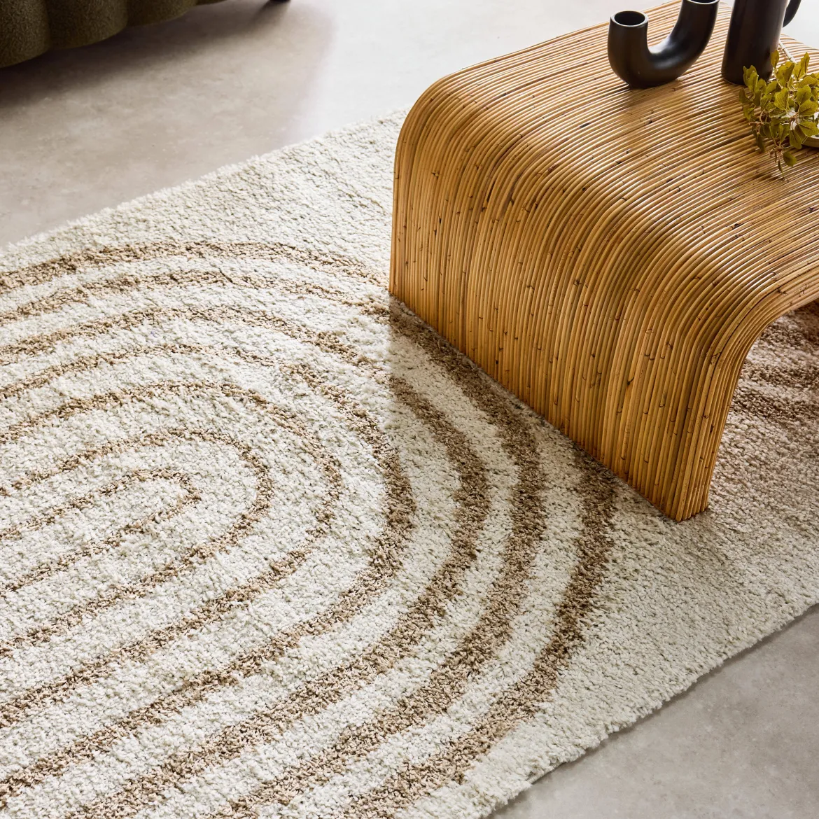 Tappeto interno shaggy, motivi geometrici arcobaleno, beige.